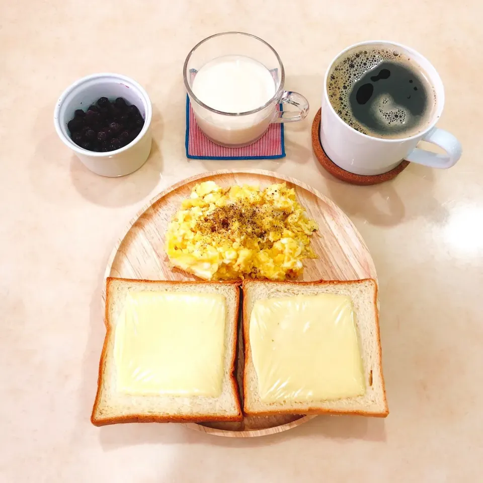 🥯日常の朝ごはん🍞 低脂肪チーズ＆スクランブルver.|Rina (˶‾᷄ ⁻̫ ‾᷅˵)さん