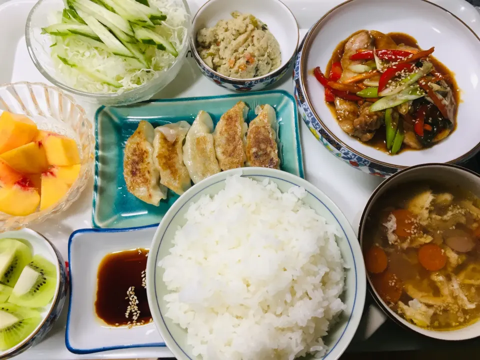 豚肉の野菜炒め、餃子、サラダ、おから、フルーツ|あいさん