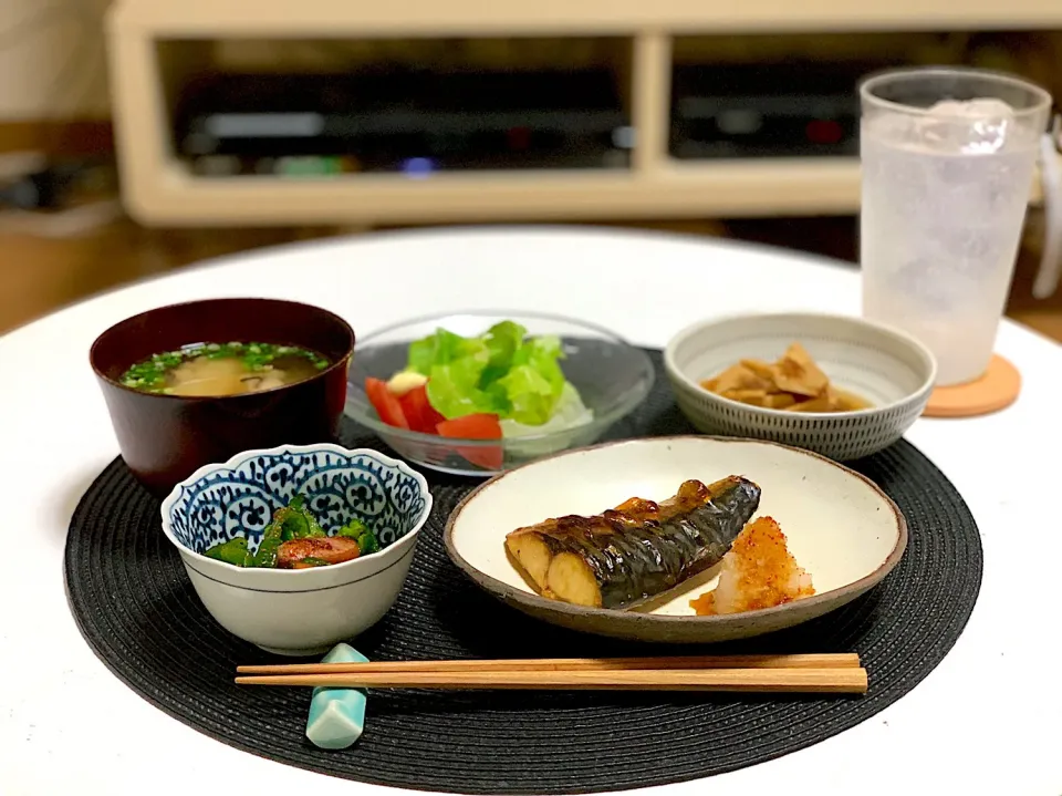 晩ごはん。鯖の塩焼き、筍の煮物、ピーマンとウインナーの炒め物、野菜サラダ。|yukiさん