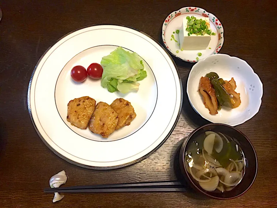 鶏照り焼き、冷奴、チクワとピーマンのくたくた煮、玉ねぎとワカメのお汁|カドラさん