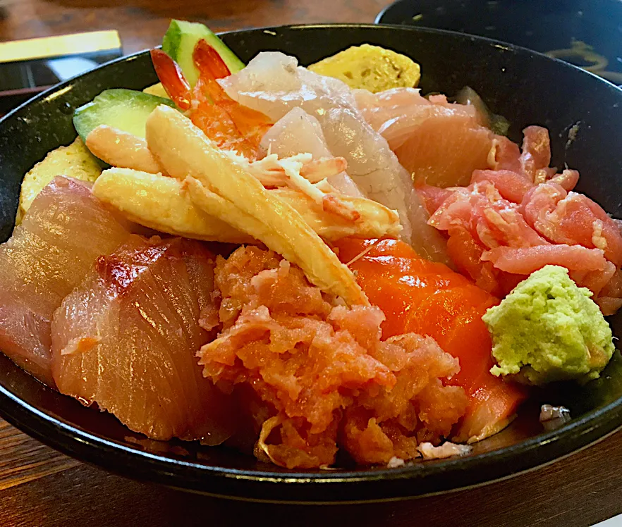 昼ごはん☀️☀️☀️                                             海鮮丼（並）1,100円なら上はどうなる？|ぽんたさん