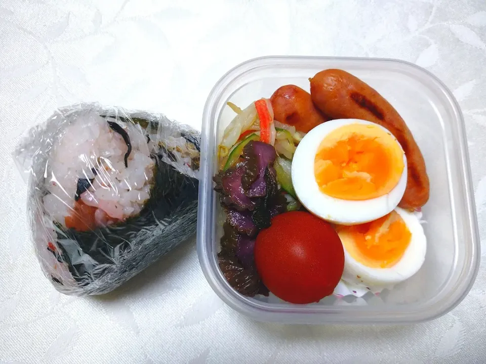 Snapdishの料理写真:9/12の夜勤弁当
梅干しとひじきのおにぎり
もやしの和え物、ウインナー など|卯月さん