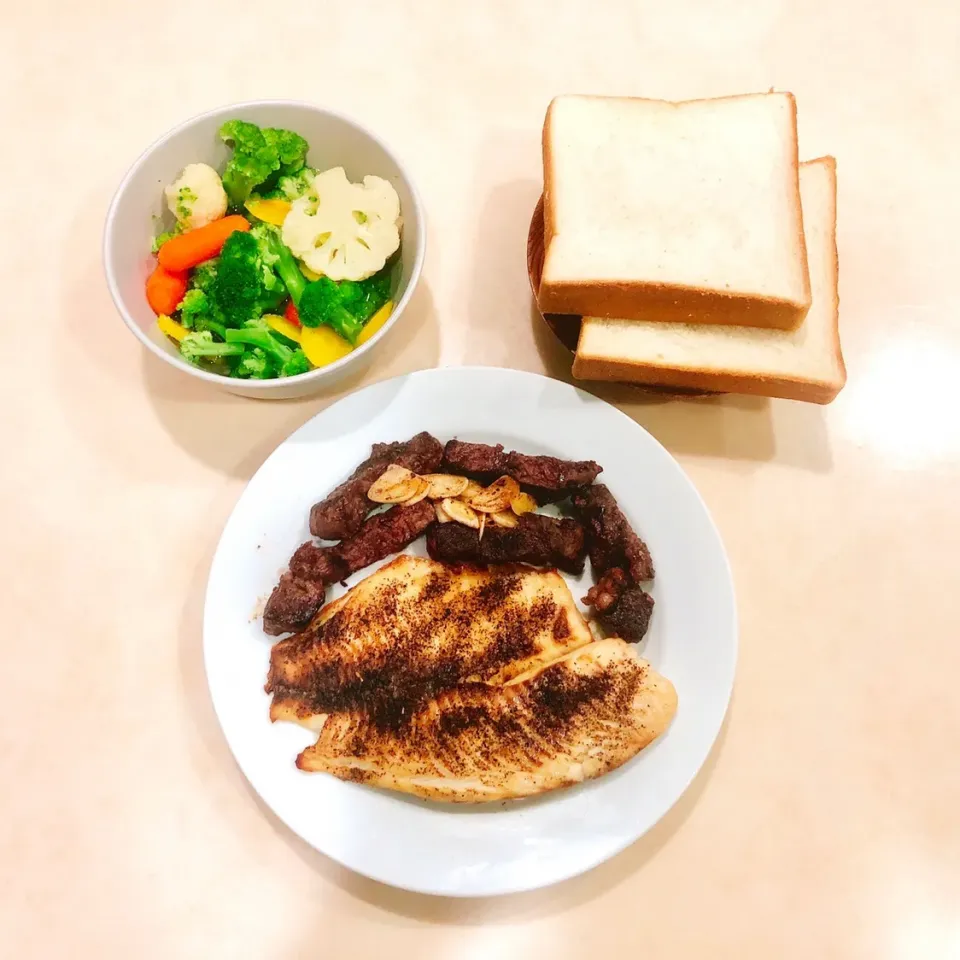 Snapdishの料理写真:🍚焼き鯛とにんにくステーキ セット🍳|Rina (˶‾᷄ ⁻̫ ‾᷅˵)さん