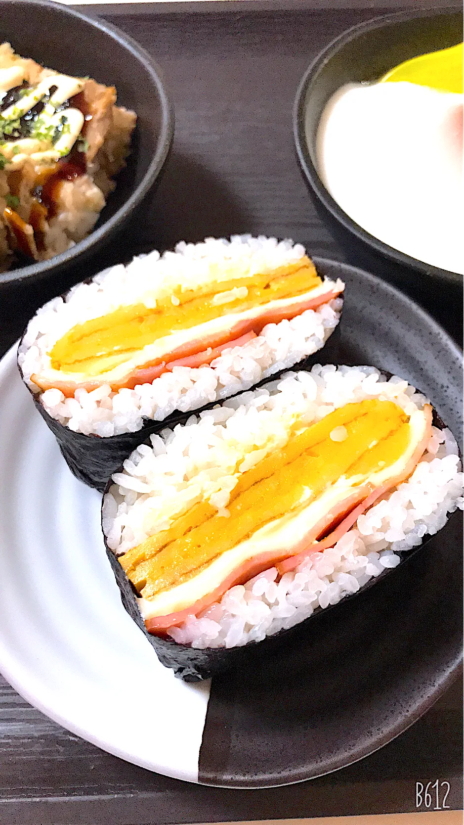 今日は愛妻弁当🍱は休み😛娘の朝ごはん🥣おにぎらず😋|ゆきさん