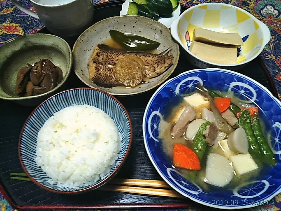 よねばーばの朝ごはん
豚汁
れんちょうかれいの煮付け
高野豆腐
鳥肝の甘辛煮
きゅうりの糠漬け
ご飯|yoneばーばさん