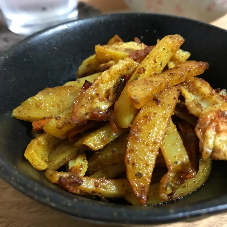 じゃがいもと人参のマヨカレーきんぴら（◔ω◔ * )❤|さくらさん