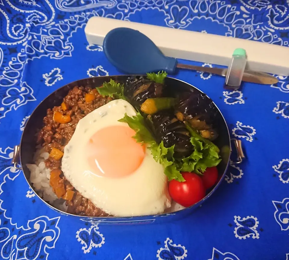 Snapdishの料理写真:🌿🍳和風なガパオライスのお弁当🍳🌿

合挽きミンチに 残り野菜のタケノコやシイタケ刻んで、
赤味噌ベースの甘めなガパオ風です😁|クロ母さんさん