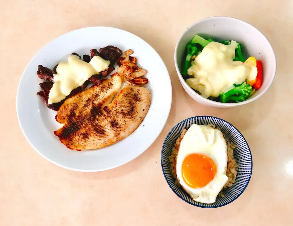 🍚焼き鯛とチーズにんにくステーキ 定食🍳|Rina (˶‾᷄ ⁻̫ ‾᷅˵)さん