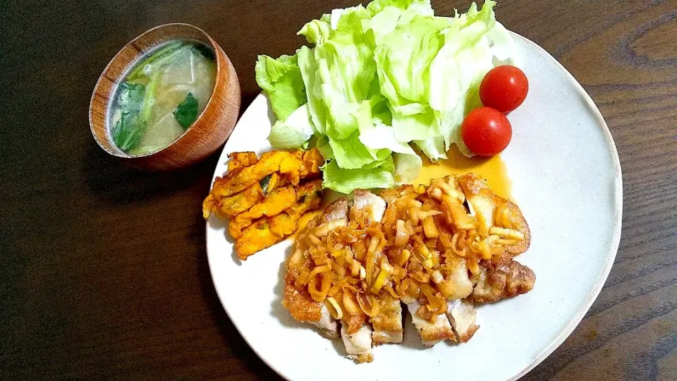 🥢夕飯🥢
油淋鶏🐔カボチャの薩摩揚🎃サラダ🥗
大根と小松菜の味噌汁🥬|じょうさん