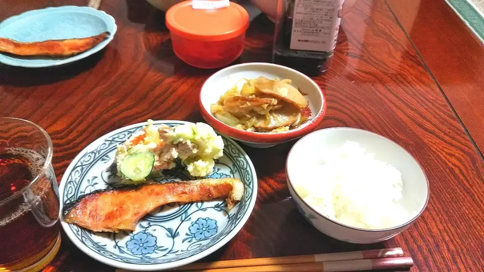 鮭の塩焼き
キャベツとかまぼこを炊いたやつ
ポテトサラダ
ご飯|早紀さん