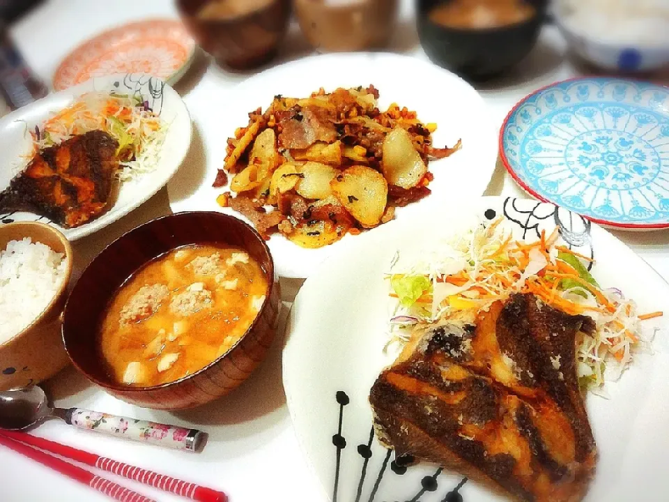 夕食(^ー^)
カレイの唐揚げ&サラダ
豚肉とシソのコーンバター炒め
鶏つくねのお味噌汁(大根、豆腐、油揚げ)|プリン☆さん