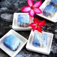 Blue pea flower snow skin mooncake with durian fillings