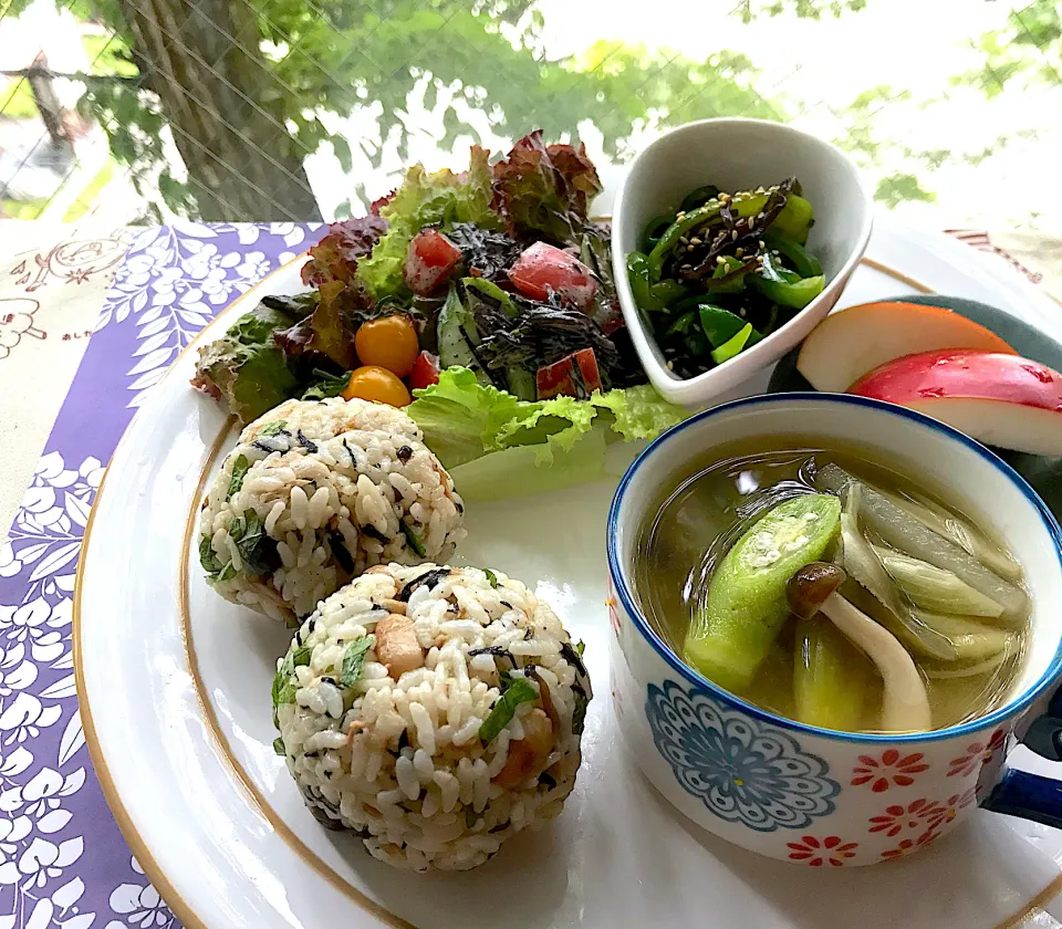 昼ごはん  ひじきとツナの炊き込みご飯🍙と茗荷とオクラの味噌汁|砂雪さん