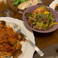 ナスとひき肉のトマトパスタ🍝タラのムニエル🐟ひき肉使い回しサラダ🥗久しぶりの手をかけた自炊☺️|AyanoTanakaさん