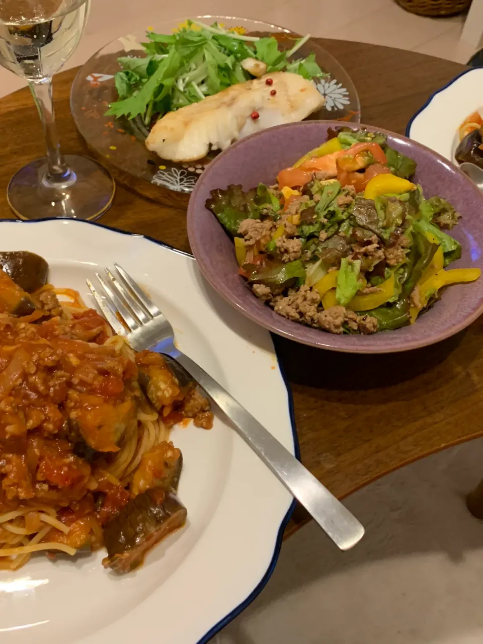 Snapdishの料理写真:ナスとひき肉のトマトパスタ🍝タラのムニエル🐟ひき肉使い回しサラダ🥗久しぶりの手をかけた自炊☺️|AyanoTanakaさん