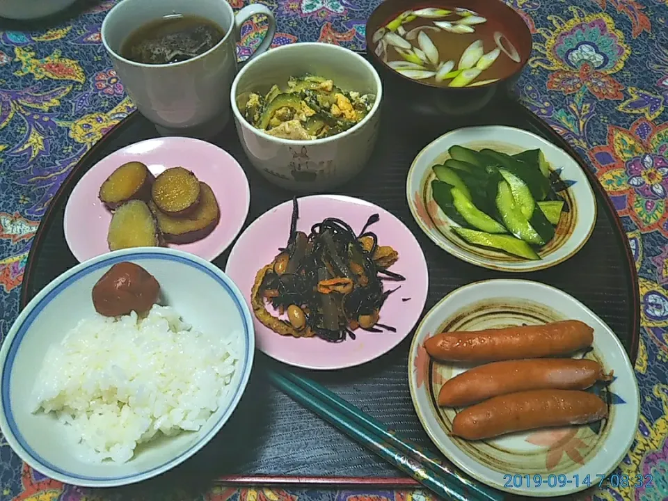 よねばーばの朝ごはん
小皿で作り置き惣菜
さつま芋の甘辛煮
ひじきと揚げ、大豆、人参の煮物
ウインナーソーセージ
ゴーヤチャンプル
きゅうりの糠漬け
葱の味噌汁
梅干し、ご飯、麦茶|yoneばーばさん