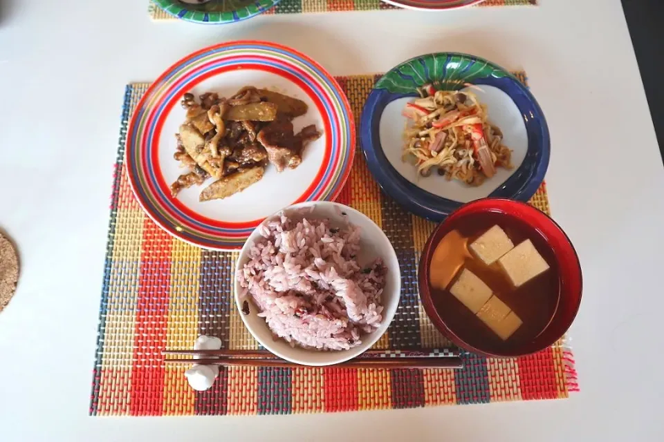 今日の昼食 牛肉とごぼうのゴマ味噌炒め、切り干し大根の炒め物、雑穀米、高野豆腐とわかめの味噌汁|pinknari🐰🌈さん