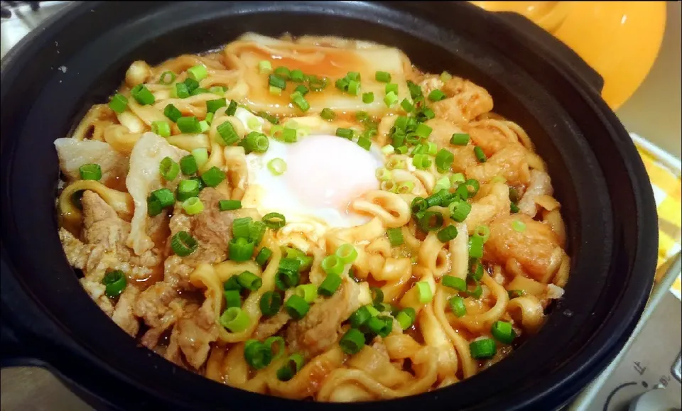 土鍋de味噌煮込みうどんっ
#寿がきや#袋麺
#豚肉いっぱーい♪
#油揚げ#お餅#たまご#薬味ねぎ
#麺はサッと油抜きしてます
#二日酔い酷すぎて作りましたぁ～
#結局、今日も二日酔いしてますが(笑)|GGGさん