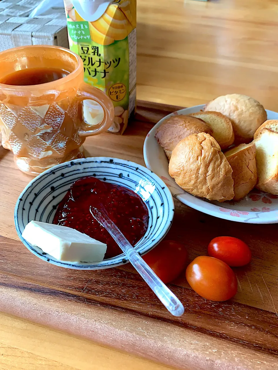 端っこバゲット🥖 コーヒー☕️ ミニトマト🍅 自家製ラズベリージャム|SUN.yokotanさん