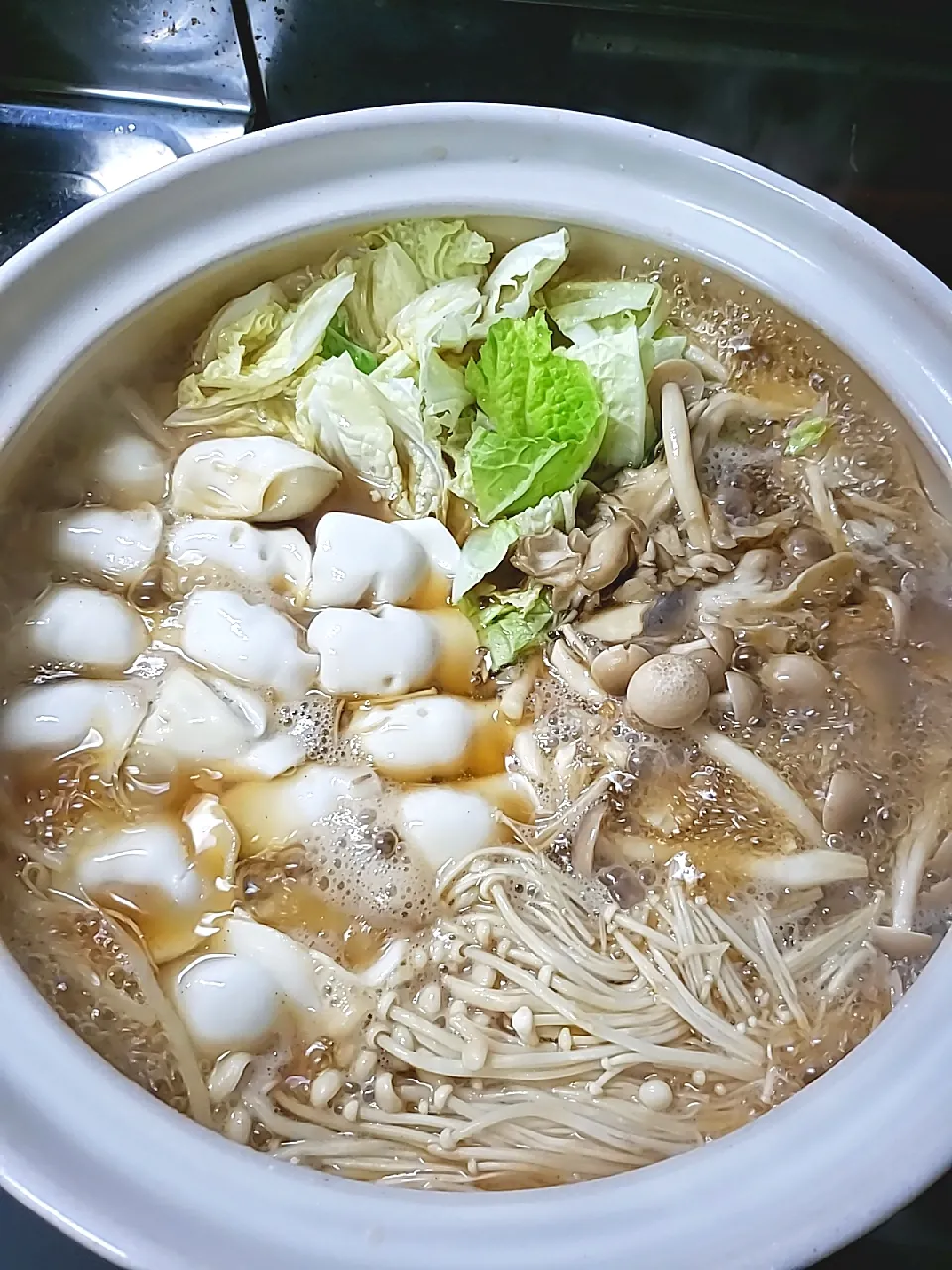 コクうま醤油(牡蠣、鶏だし)水餃子
キノコ三種鍋🍲|aiさん