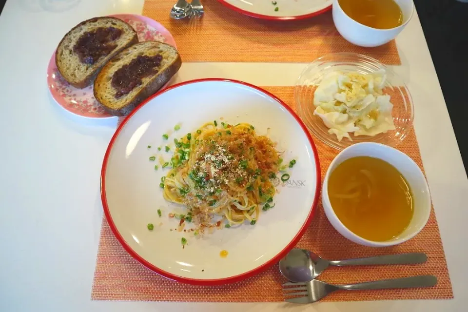 Snapdishの料理写真:今日の夕食 ねぎおかかカルボナーラ、キャベツサラダ、玉ねぎのコンソメスープ、小倉トースト|pinknari🐰🌈さん