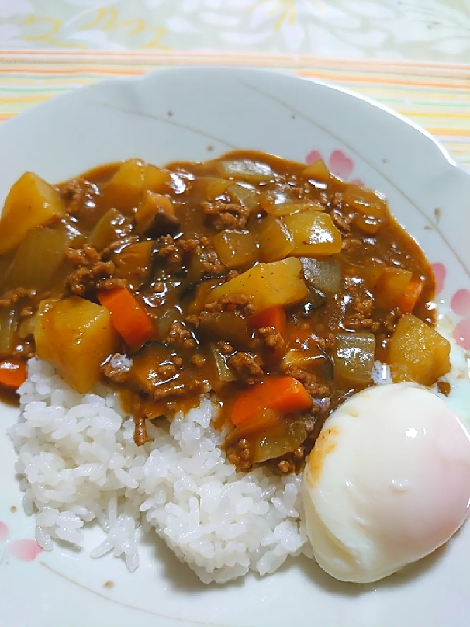 今夜はカレーにしました🍛
家族が夏バテであまり食べないので…😞

でもおかわりしました👍

温泉卵は時間超過してしまった😉|🍒ふみりん🍒さん