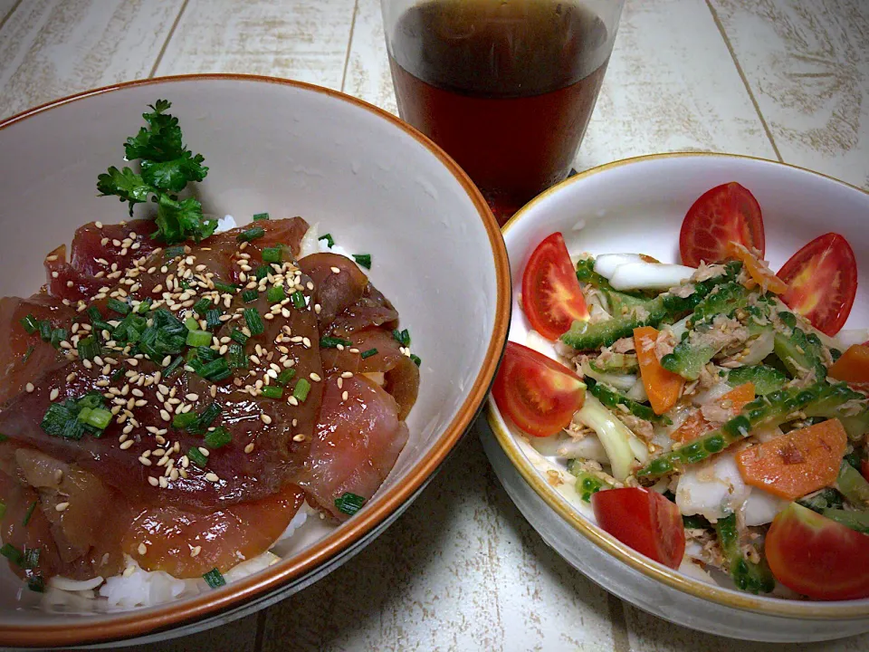 Snapdishの料理写真:今日の男飯絆(・ω・)
＊マグロの漬け丼
＊栄養たっぷり無限ゴーヤ|ひーちゃんさん