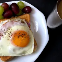 【休日朝ごはん】トースト目玉焼きのせ|Kana Inaさん