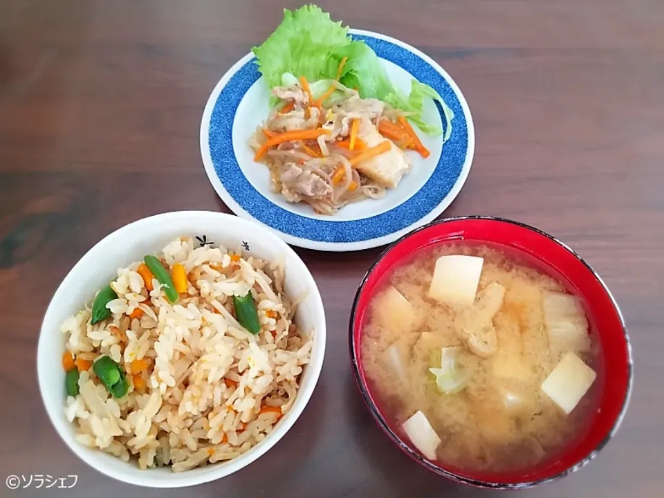 今日の昼ご飯だよ(*^^*)
★えのきと豚肉の炊き込みご飯
★豚肉と厚揚げの炒めもの
★豆腐とキャベツの味噌汁|ソラシェフさん