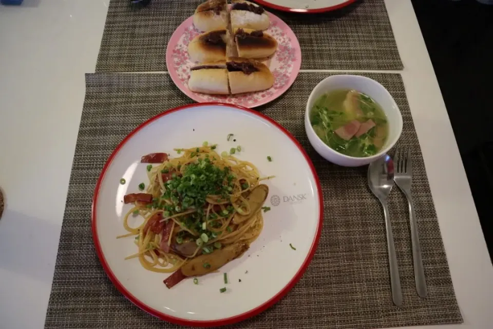 今日の夕食 ごぼうとベーコンのパスタ、豆苗と卵のスープ、小豆サンド|pinknari🐰🌈さん