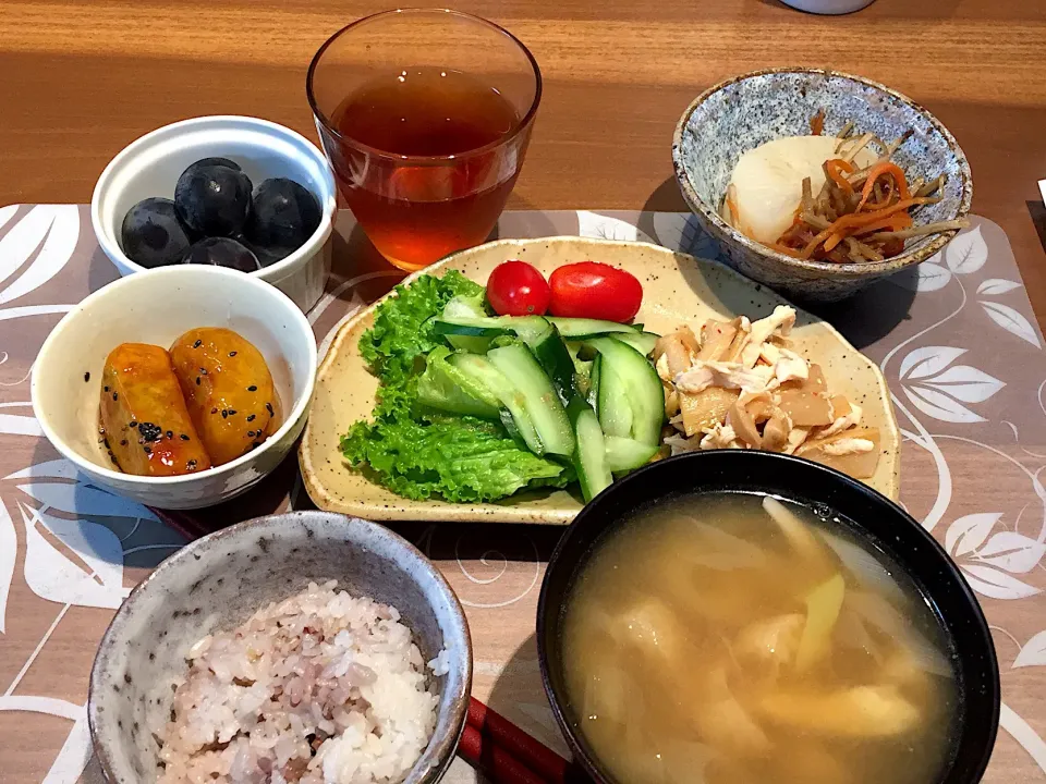 晩御飯
鶏胸肉とザーサイの和え物、レタス、きゅうり、アイコ、十穀米、ネギとしめじの味噌汁、大学芋、大根出汁煮、きんぴらごぼう、甲斐のくろまろ、ルイボスティー|かよちゃんさん