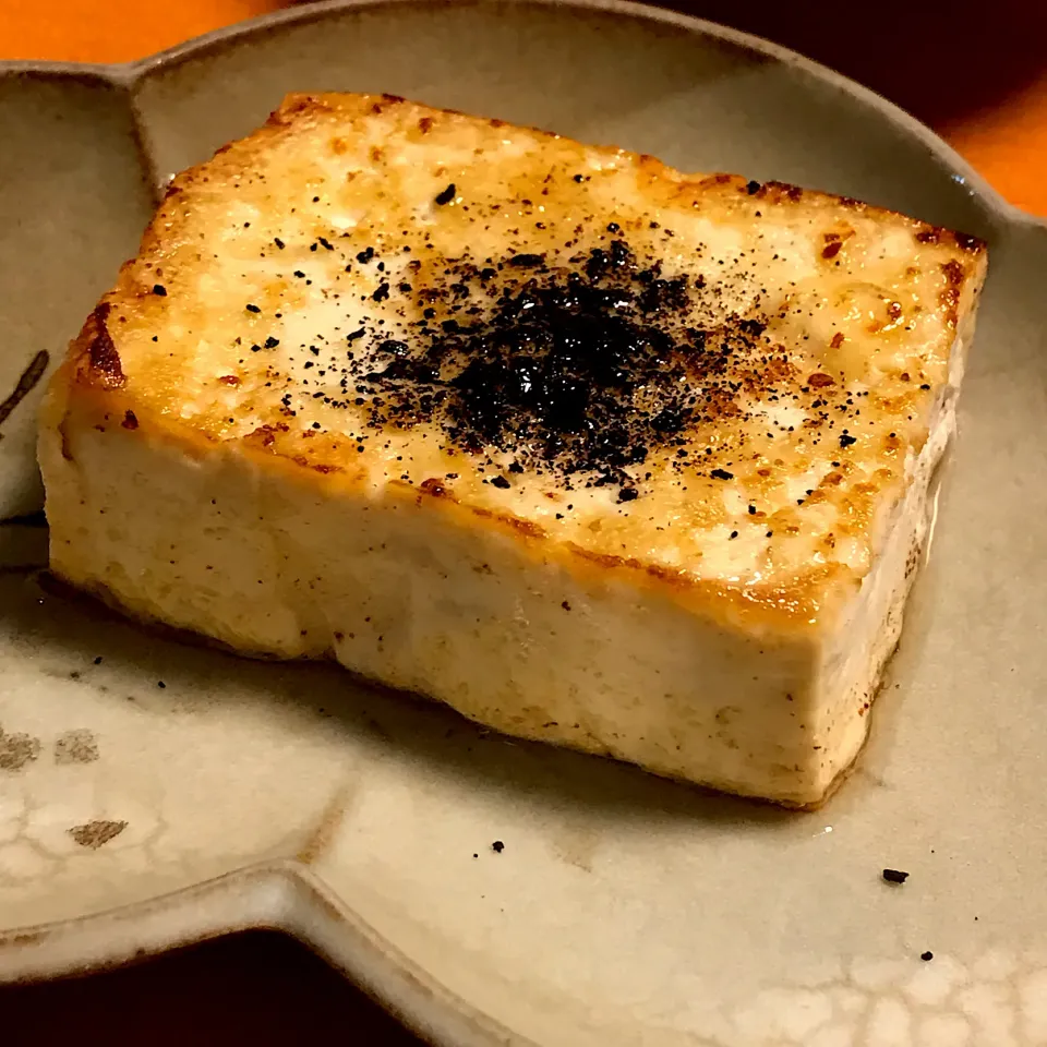 豆腐のバター焼き 大徳寺納豆パウダー掛け|ゼニコさん