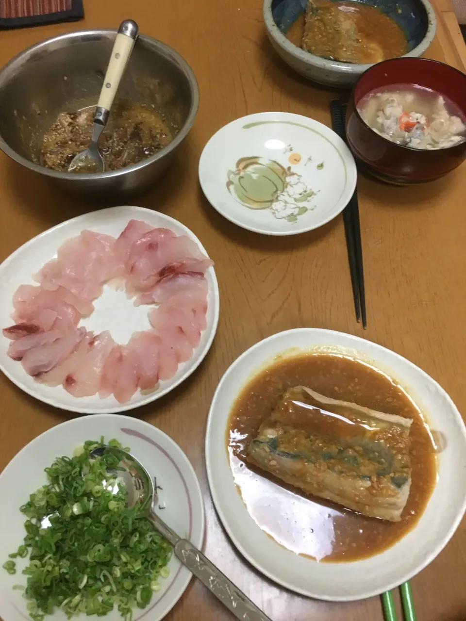 房総半島の大原漁港から船釣りでゲットした目鯛や鯖を使って、刺身、漬け丼、鯖味噌、潮汁で晩飯|フージさん