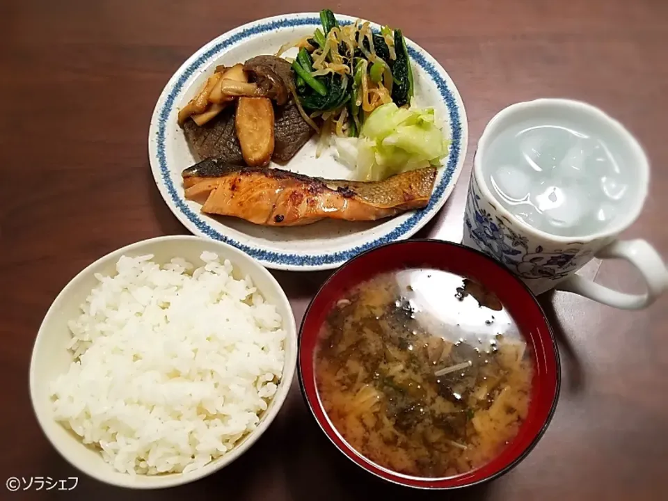 Snapdishの料理写真:今日の晩ご飯だよ(*^^*)
★焼鮭
★こんにゃくとエリンギの生姜炒め
★小松菜ともやしのわさび醤油和え
★キャベツの浅漬け
★あおさとえのきの味噌汁|ソラシェフさん