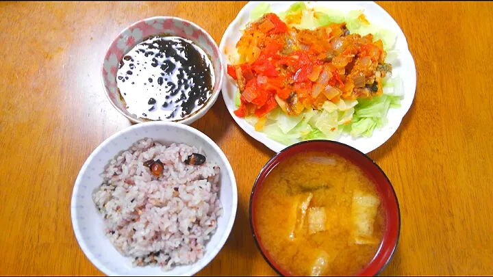 Snapdishの料理写真:９月４日　鯵のトマトジンジャー　蒸しキャベツ　もずく　油揚げとねぎとわかめのお味噌汁|いもこ。さん