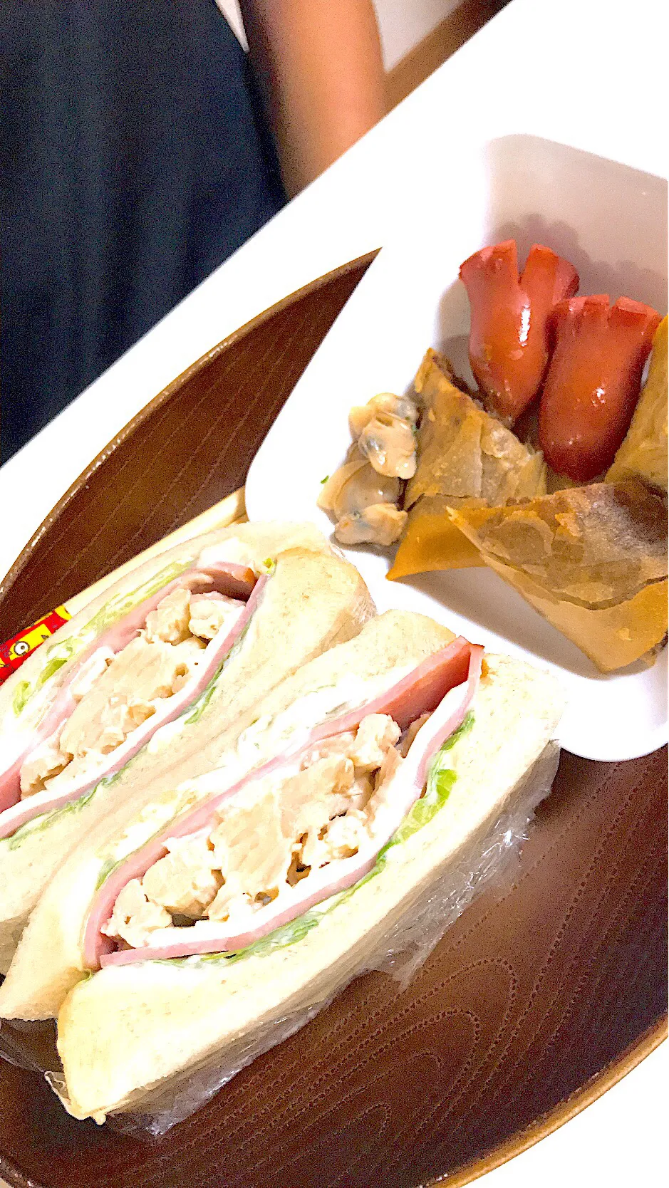 娘の朝ごはん🥣チキンのサンドイッチ🥪|ゆきさん