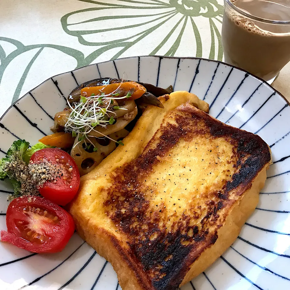 Snapdishの料理写真:塩コショウで食べるフレンチトースト💕豆乳カフェ・オ・レ😊の朝ごはん💁|てるみさん