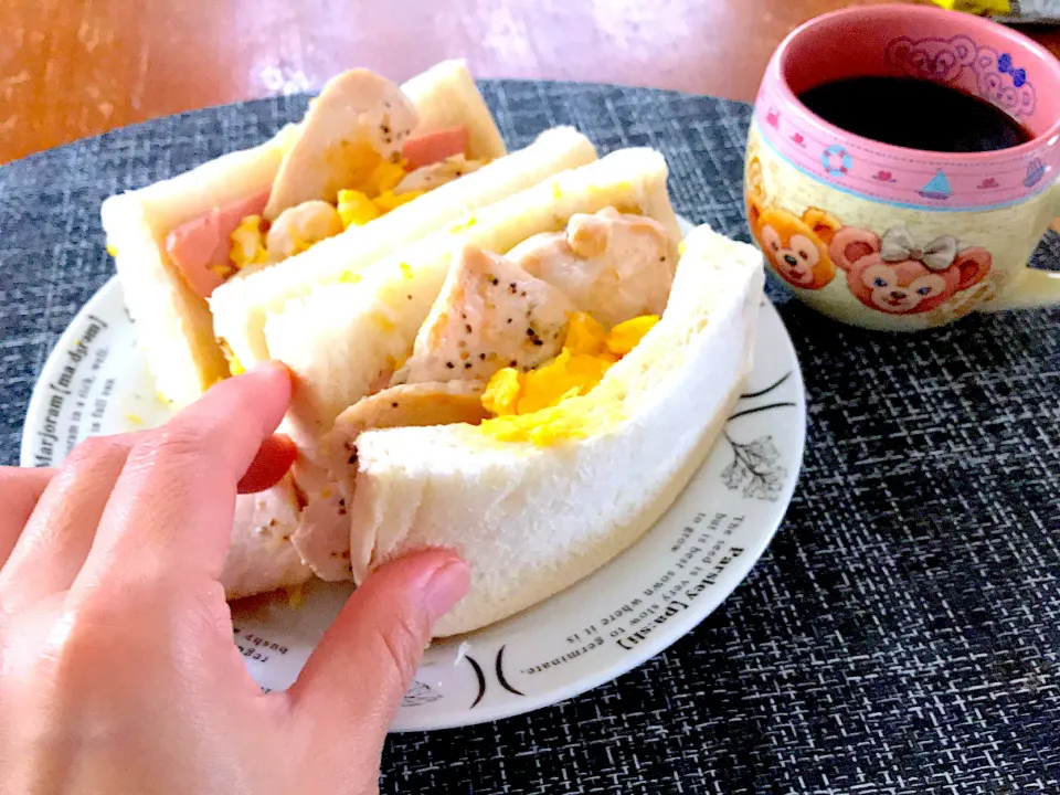 Snapdishの料理写真:こぼれタマゴのチキンサンド|とみぃさん