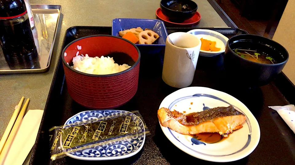 Snapdishの料理写真:とある、ビジネスホテルの朝食。シンプルイズベストです。^_^|tubakiさん