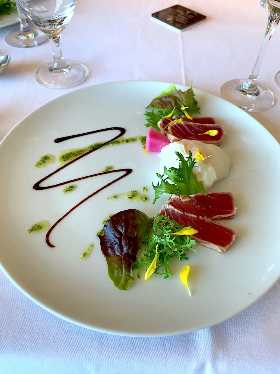 マグロのグリル サラダ🥗とポーチドエッグを添えて  パジルピストーとバルサミコクリーム|るみおんさん