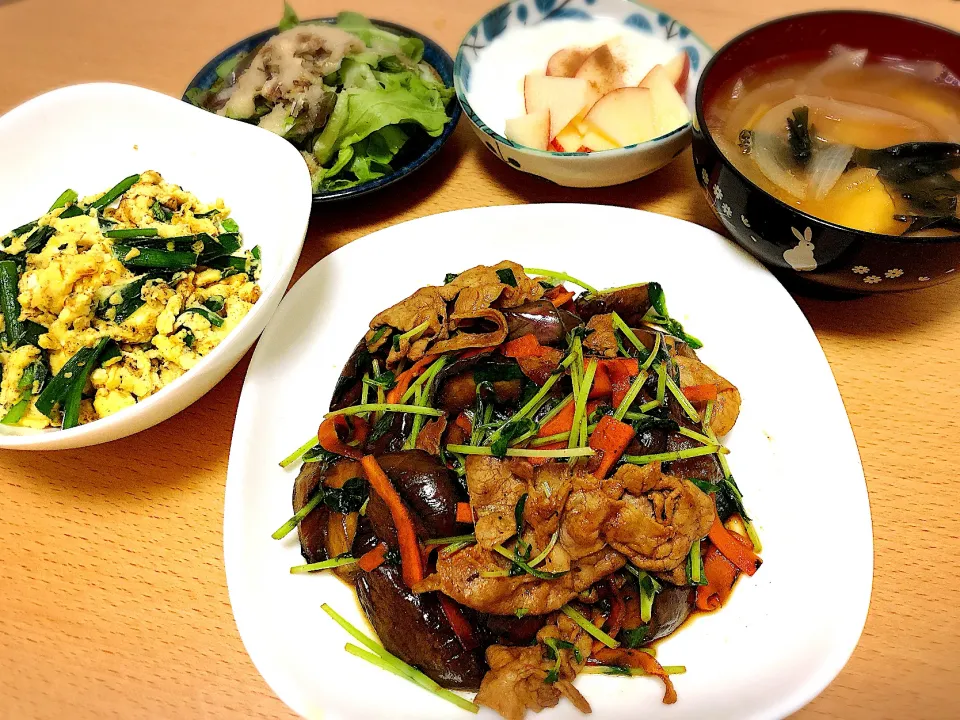 豚肉と茄子と豆苗の甘味噌炒め、ニラ玉、味噌汁、サラダ、りんごシナモンヨーグルト|あるくさん