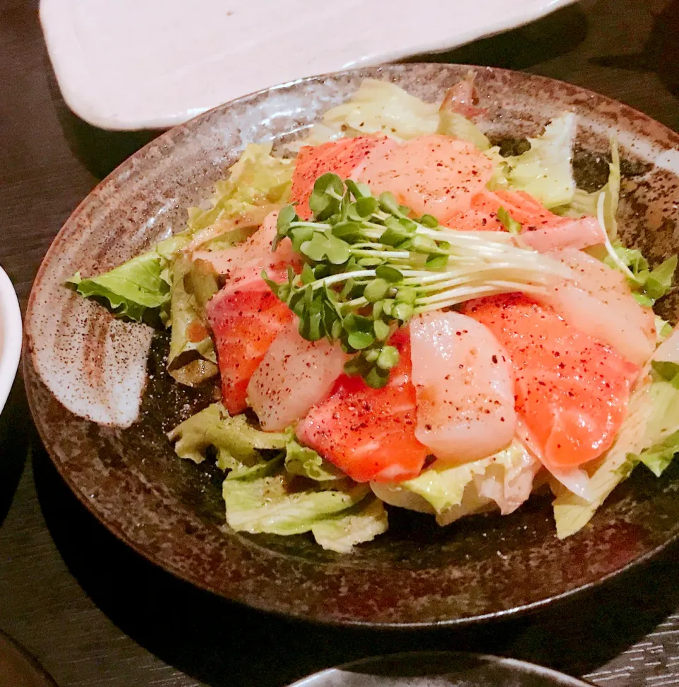 Snapdishの料理写真:ホタテとサーモンのサラダ🥗|mayuさん