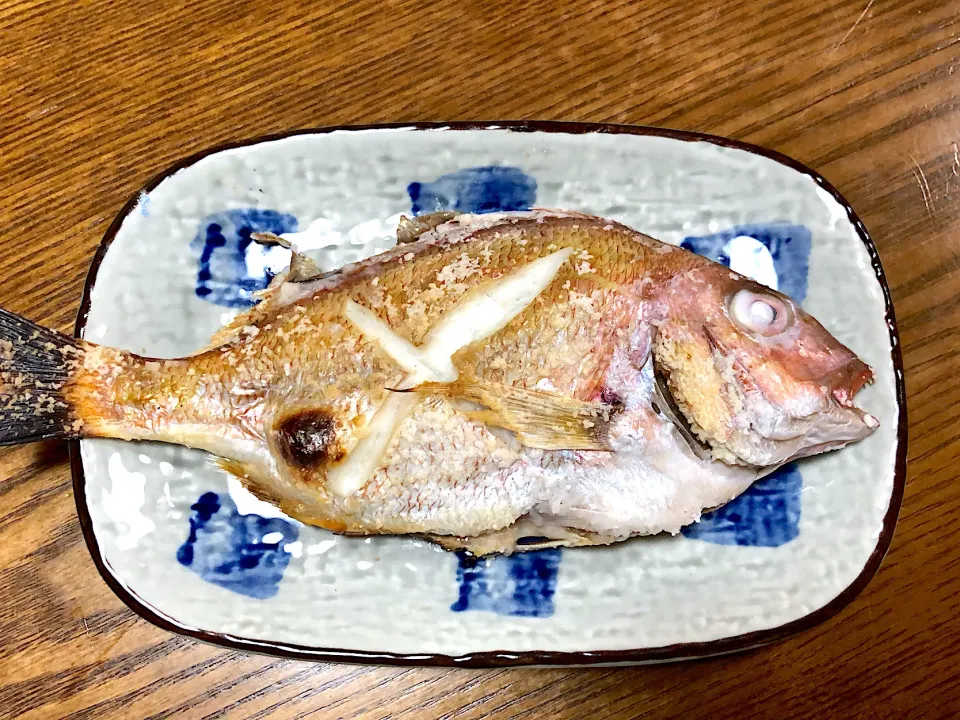 Snapdishの料理写真:釣ったタイの塩焼き(^^)|リトルターン(釣った魚の料理垢)さん