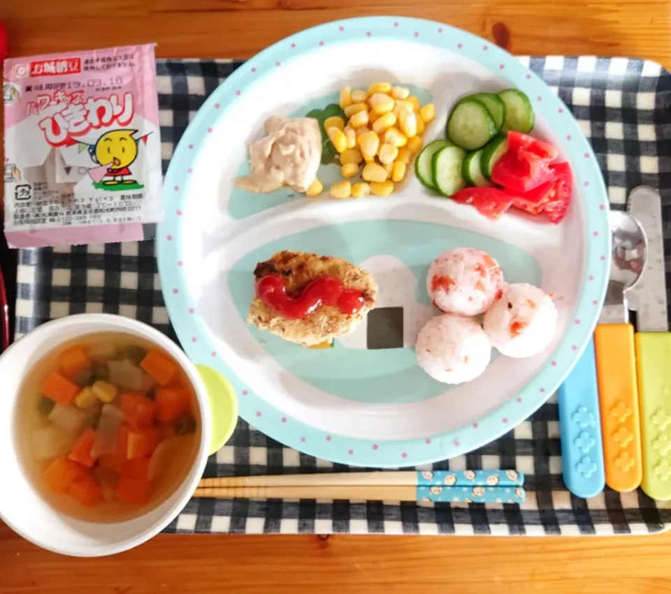 ある日の幼児食
完食記念✨鶏豆腐ハンバーグと梅おにぎり　野菜スープとサラダ　ひき割り納豆|なおさん