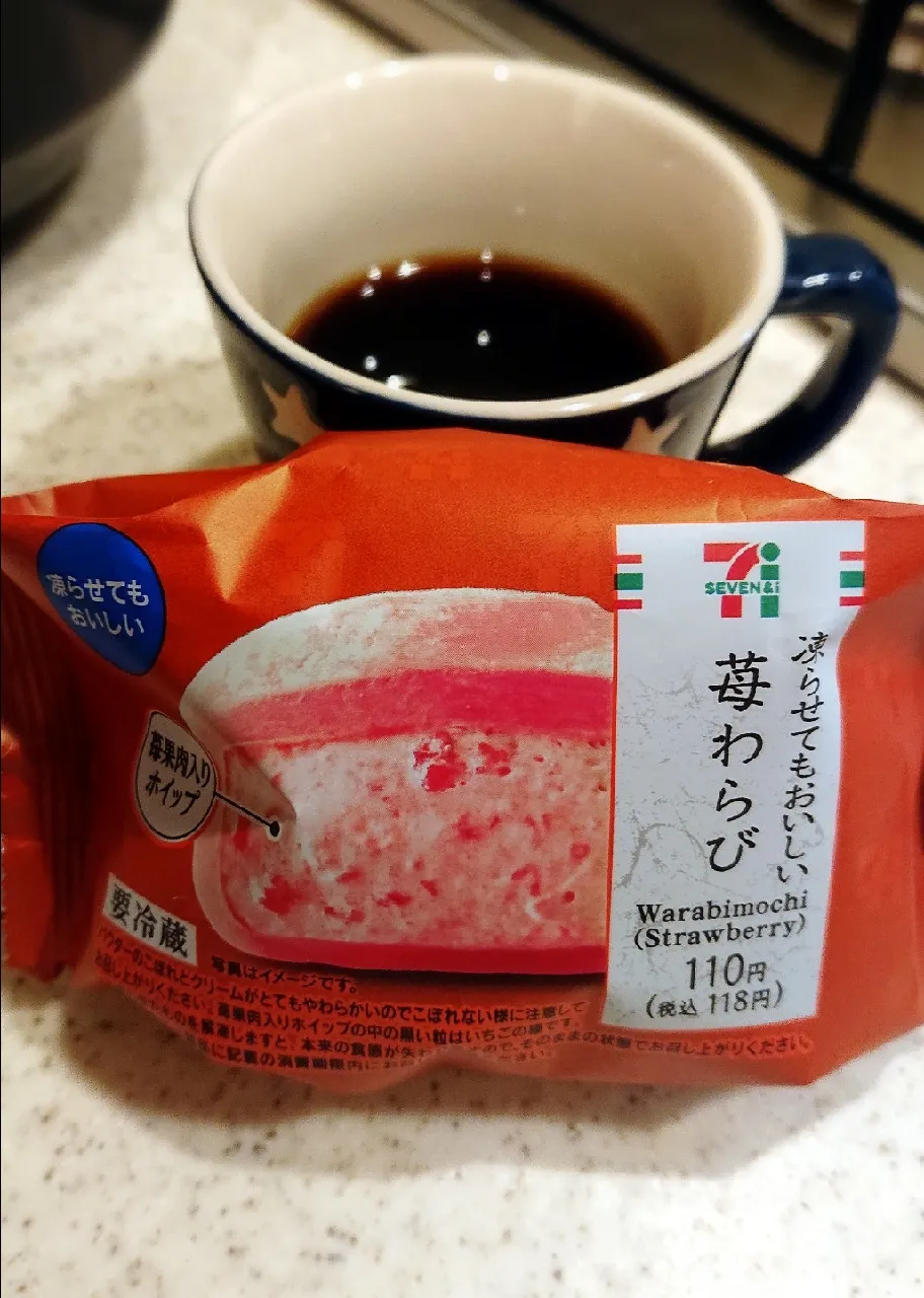 コーヒタイム( *ˊᵕˋ)
#お疲れ！自分(笑)
#苺わらび#セブンイレブン
#なんだかんだまだ売ってるよね～😂
#見つけると必ず買っちゃう…💦|GGGさん