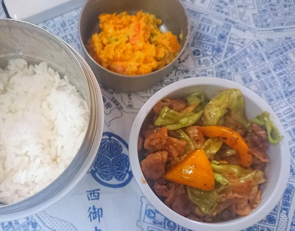 🐖🥬回鍋肉のお弁当🥬🐖

ホントは のっけ弁にして《回鍋肉丼》にしよう！と思っていたのに…

👨高１男子は『ご飯に何でもかんでものっけるんやめて～別のほうがいい～ご飯汚さんといて』！などと のたまうので…
悲しい気持ちになりながら保温ジャーに詰めました …(文句言うなぁ！😡)|クロ母さんさん