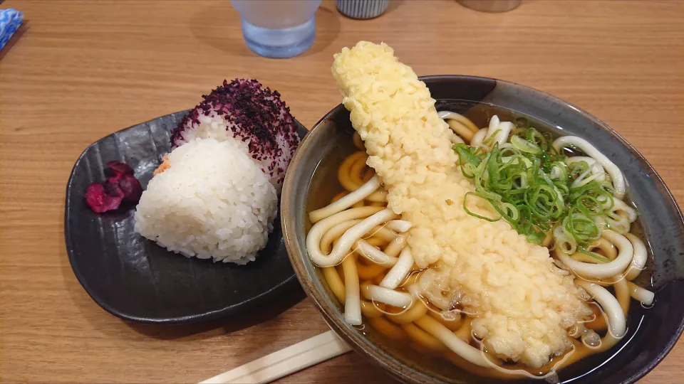 Snapdishの料理写真:イカ天ぷらうどんと、おにぎり🍙|大谷千鶴さん