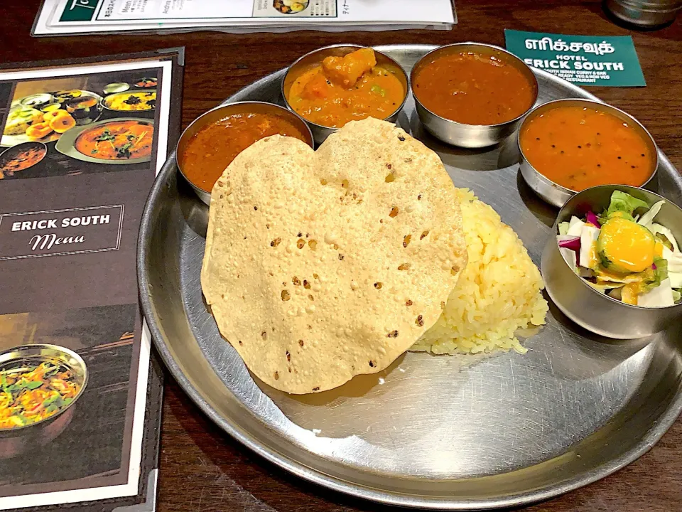 南インドカレーのホリデーランチ¥1,390 エリックチキンカレー ココナツ野菜カレー 黒胡椒ビーフカレー サンバル ホットチャイ エリックサウス#南インドカレー|カリー仙人さん