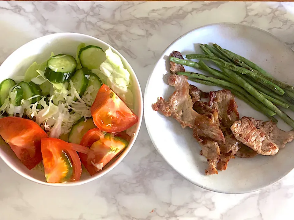 豚肉とインゲン焼きと🥗|miharuさん