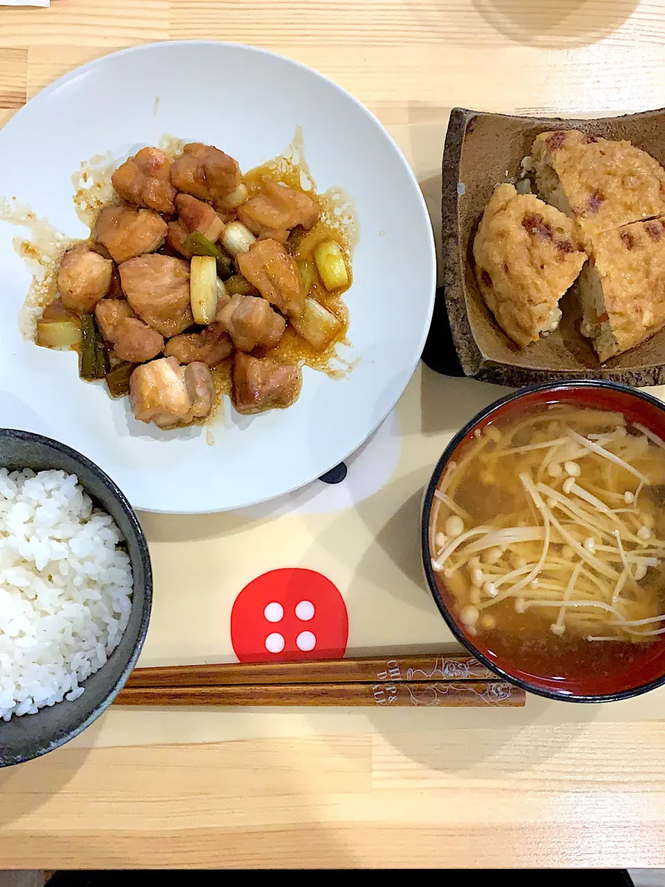 Snapdishの料理写真:・鳥もも肉と白ネギの照り焼き  ・がんも煮   ・えのきのお味噌汁|ぺろたんさん